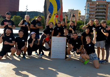 Equipo celebrando logro en entrenamiento con pesas rusas.